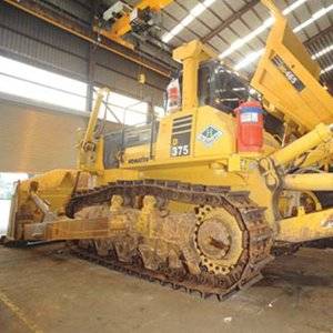 26102010KomatsuTrackReluggingSlashesUndercarriage-(1).jpg