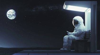 An astronaut sits on a bench under a night sky, reading a smartphone, with a view of Earth in the distance.